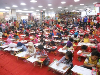 Peserta mengikuti lomba mewarnai yang diadakan oleh Faber Castell